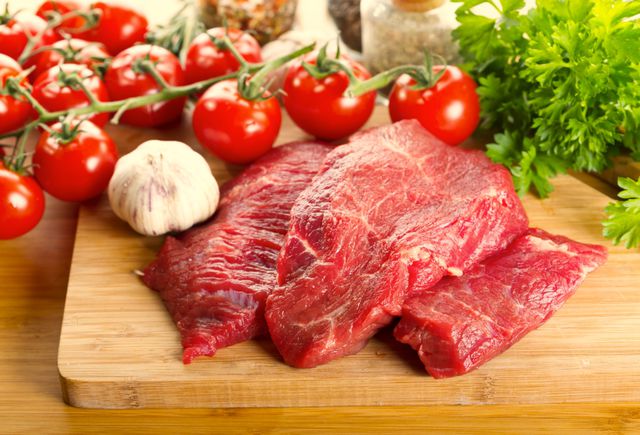 В красному мясу относится говядина, свинина, баранина, конина, а также мясо птиц, за исключением диетической части — грудки