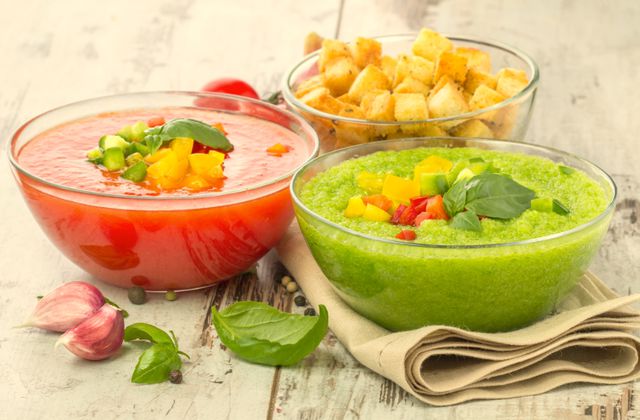 Суп для фото можно оживить зеленью, сметаной, сухариками