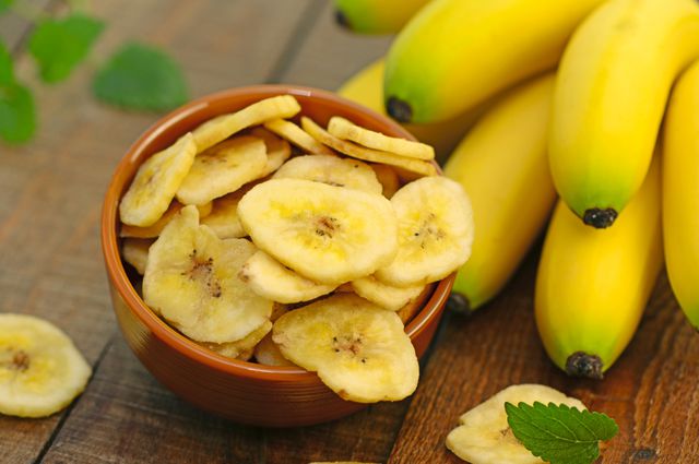 Фруктовые чипсы можно сделать из бананов, хурмы или цитрусовых