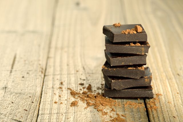 Шоколад повышает работоспособность и помогает бороться со свободными радикалами, которые также являются причиной возникновения стрессов и плохого настроения