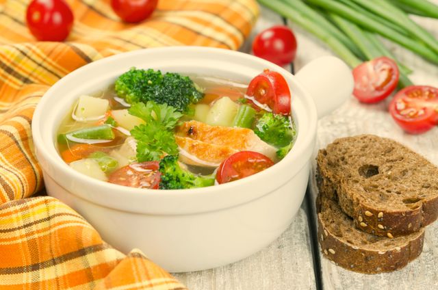 Любителям первых блюд также необходимо пересмотреть меню: заменить наваристые супы легкими бульонами на основе диетического мяса или овощей