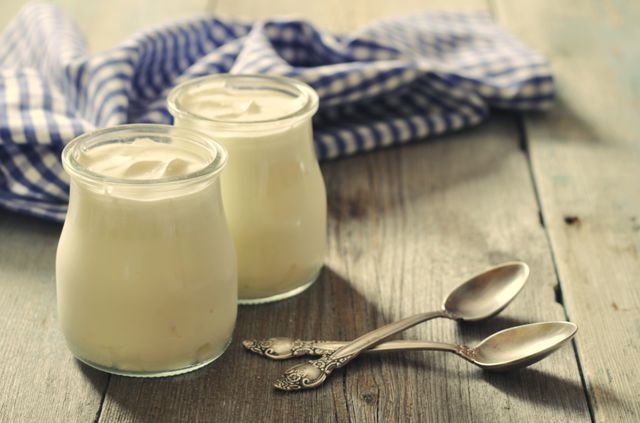 В йогуртнице можно сделать ряженку, полезный кефир, ароматную густую сметану, мягкий рассыпчатый творог, йогурт и множество других кисломолочных продуктов