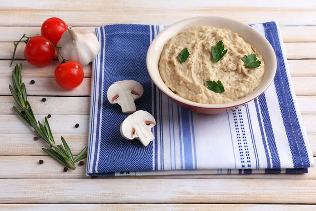 Хумус отлично сочетается с кусочками свежих томатов, огурцов, сладкого перца и листами подсушенного в духовке армянского лаваша