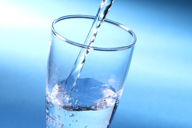 Вода нормализует обменные процессы, стимулирует работу мозга и нервной системы, налаживает пищеварение