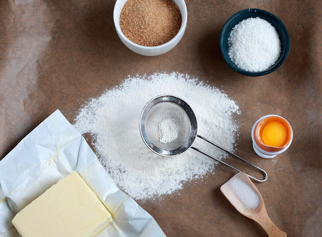 Домашний пекарский порошок лучше магазинного разрыхлителя, поскольку он не содержит химических добавок, отличается более высоким качеством