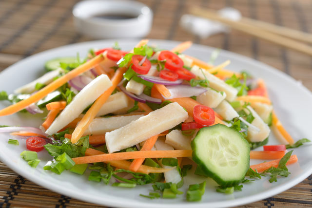 Самые простые и вкусные блюда из морепродуктов — это салаты, которые готовятся на скорую руку