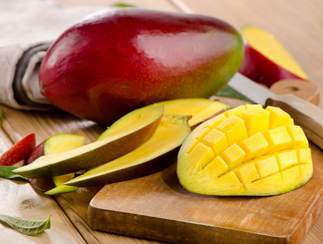 У созревшего манго гладкая, блестящая кожура с красивым, ярким и насыщенным оттенком — независимо от того, какой цвет имеет плод