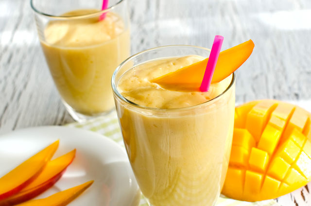 Из манго, молока и йогурта готовят необычный коктейль «манго ласси»
