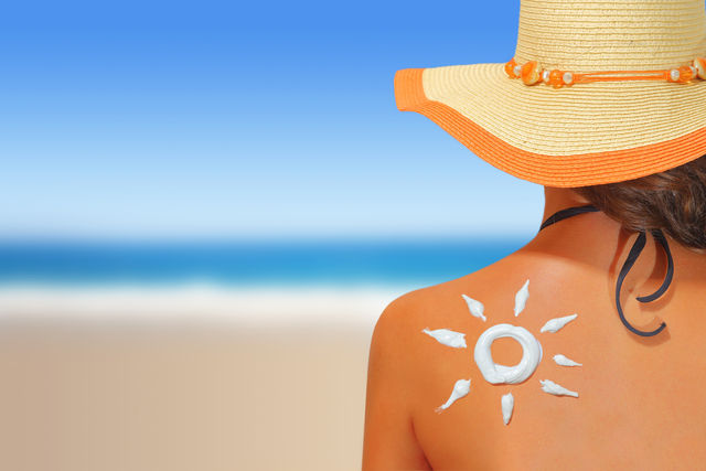 Перед тем как использовать солнцезащитные кремы для лица, приготовленные своими руками, опробуйте их на отдельном участке кожи и убедитесь, что они не вызывают аллергии