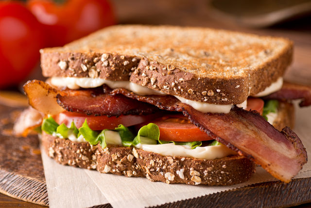 Такой роскошный сэндвич на завтрак зарядит энергией и хорошим настроением до самого обеда