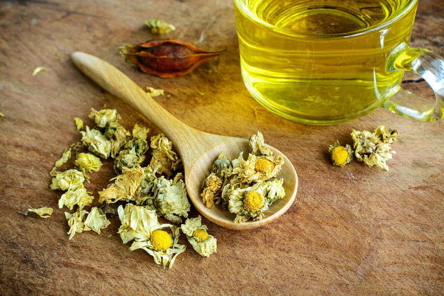 Чай с хризантемой на Востоке принято разбавлять молоком для улучшения пищеварения