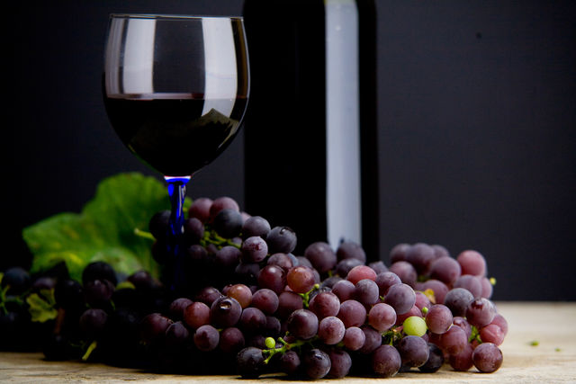 Чтобы ощутить всю его полноту, вино рекомендуется подавать с мясными блюдами
