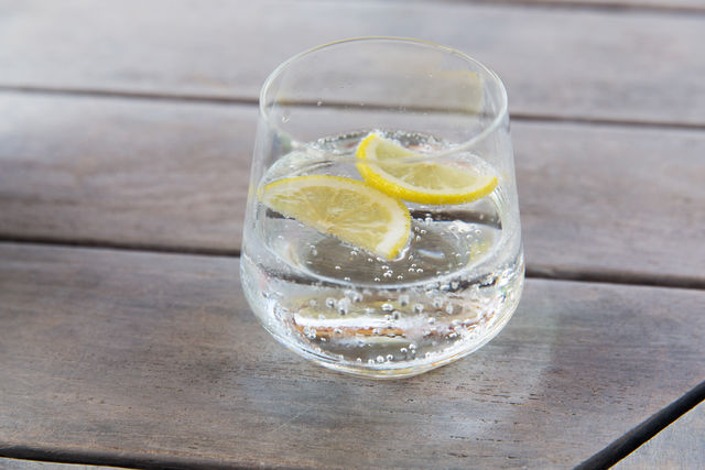 Вода с лимоном или лимонным соком поможет усвоению тяжелых продуктов
