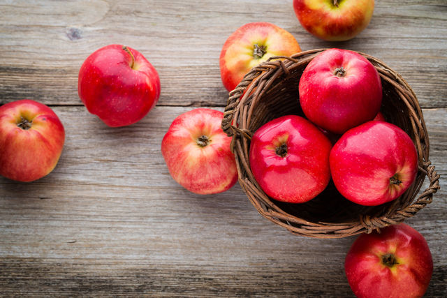 Обилие клетчатки в яблоках обеспечивает длительное насыщение, хорошо вычищает кишечник и улучшает обмен веществ