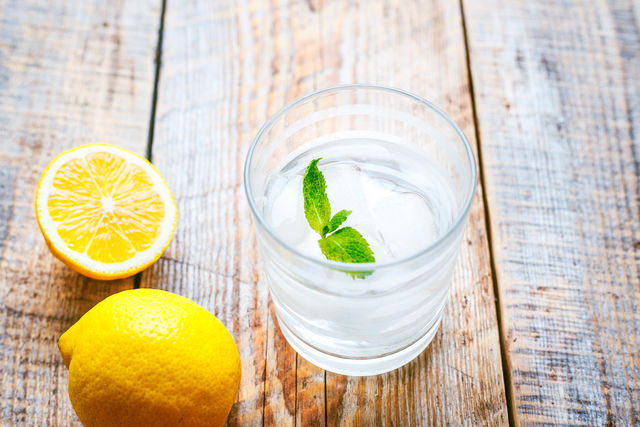 Чтобы подстегнуть обменные процессы, выпейте натощак медово-лимонный напиток