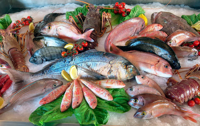 Полиненасыщенные жиры необходимы здоровому человеку в количестве от 5 до10 г в день, основным их источником является жирная морская рыба