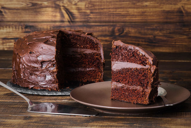 Дайте торту отдохнуть в холодильнике пару часов, и можно угощать любимых