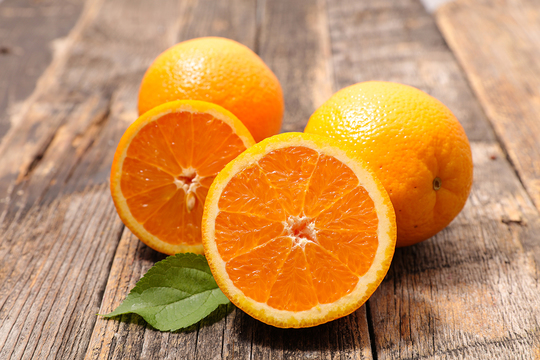 Апельсины незаменимы для слабого иммунитета, при малокровии, проблемах с пищеварением, печенью и легкими