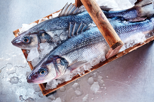 Рыбу и морепродукты можно замораживать только свежую, а целиком или кусками — дело вкуса