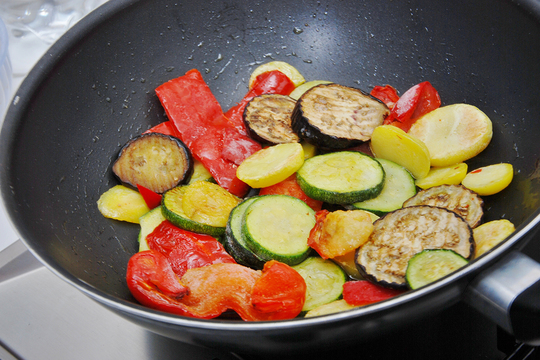 Более крепкие овощи, например, фасоль, тыкву, капусту и морковь для бланширования можно ненадолго опустить в кипяток