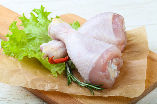 Желательно, чтобы курица была молодая и свежая, поскольку из замороженной птицы вкус блюда будет совсем другим