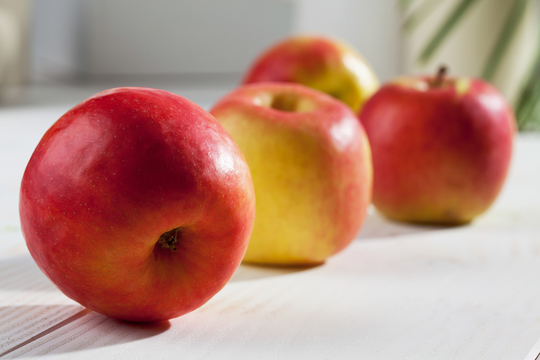 Что особенно радует, полезные свойства яблоки сохраняют до ранней весны, когда о других фруктах можно только мечтать
