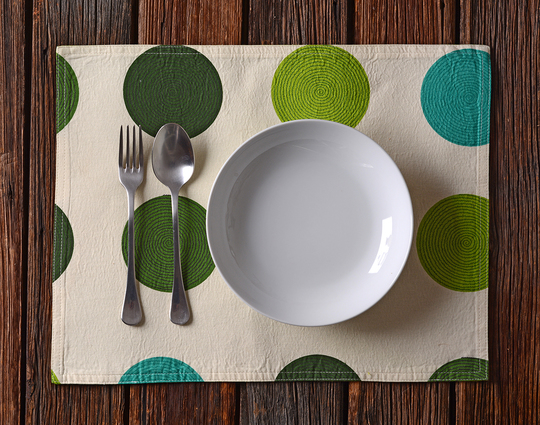 Замените обычные тарелки маленькими — это создаст иллюзию большой порции, и насыщение придет быстрее