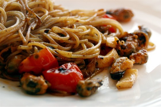 Спагетти с морепродуктами и помидорами черри 