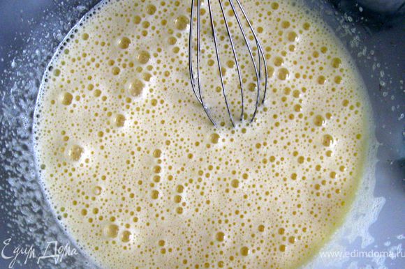 Яйца взбить с солью. Добавить порциями сахар и взбить еще. Добавить сгущенное молоко и взбить.