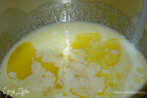 Взбиваем яйца с сахаром, солью, ванильным сахаром, растопленным сливочным маслом и кефиром.