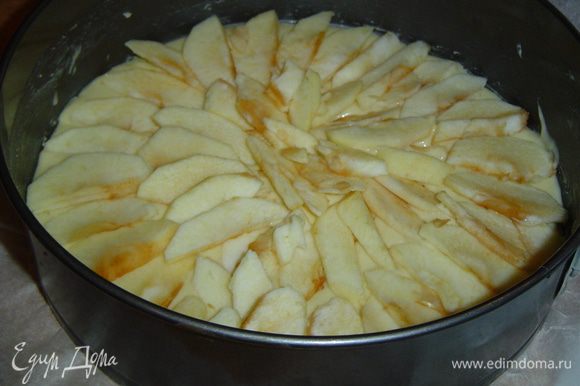 На тесто выкладываем яблоки и слегка посыпаем сахаром,а сверху выкладываем оставшееся тесто и разравниваем его.