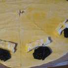 На край каждого сегмента положить чернослив и кусочек сыра.