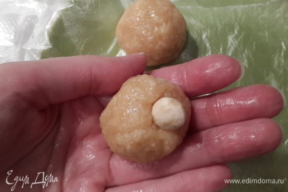 Кокосовые конфеты с печеньем и миндалем. Ингредиенты: шоколад черный ...