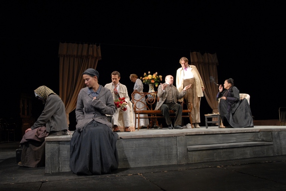 Спектакль "Дядя Ваня" с Юлией Высоцкой Спектакль "Дядя Ваня" с Юлией Высоцкой