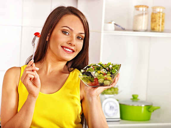 девушка ест салат