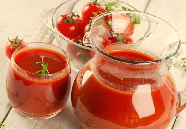 А еще сок из свежих помидоров эффективно борется с похмельем