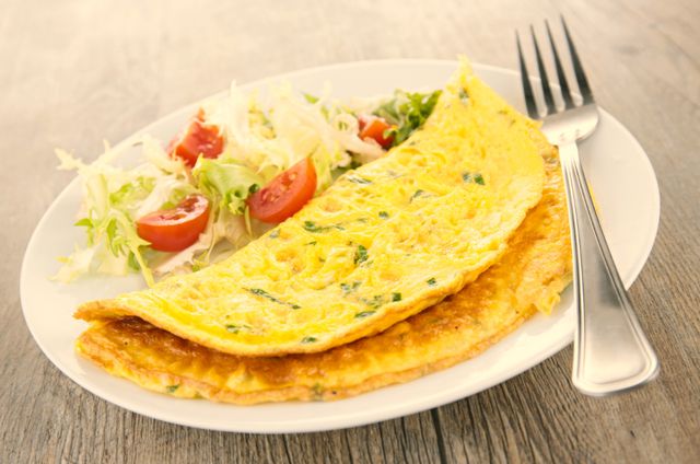 На завтрак, следуя белковой диете, можно приготовить вкусный омлет