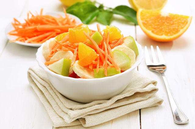 Простые витаминные салаты — еще один вариант быстрого перекуса