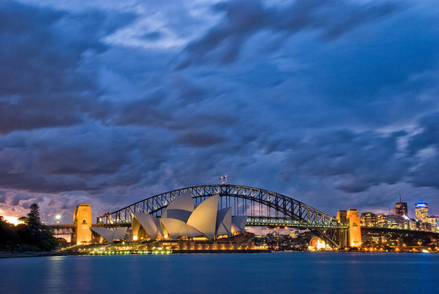 Главным архитектурным символом Австралии является легендарный Сиднейский оперный театр, открытый в 1973 году