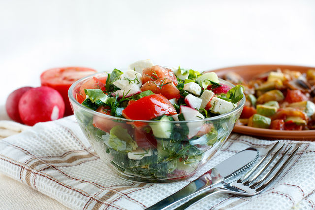 Этот лёгкий весенний салат можно сделать из овощей, которые найдёте в холодильнике