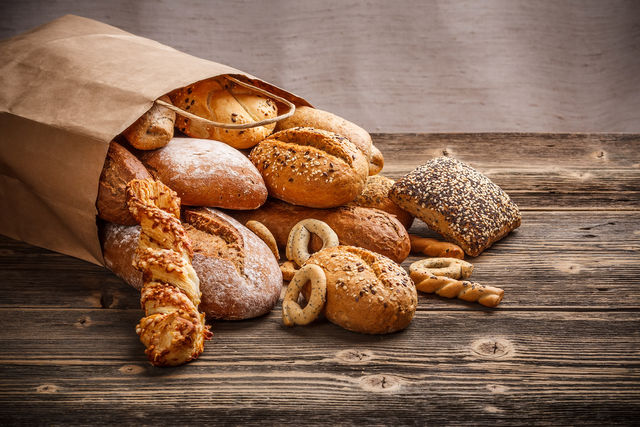 В холодильнике хлеб лучше хранить в полиэтиленовом пакете с отверстиями, в тканевом мешке или бумажной упаковке