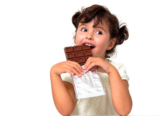 Суточная норма сахара в рационе ребенка до 2 лет не должна превышать 35–40 г, в возрасте от 2 до 6 лет — 60 г