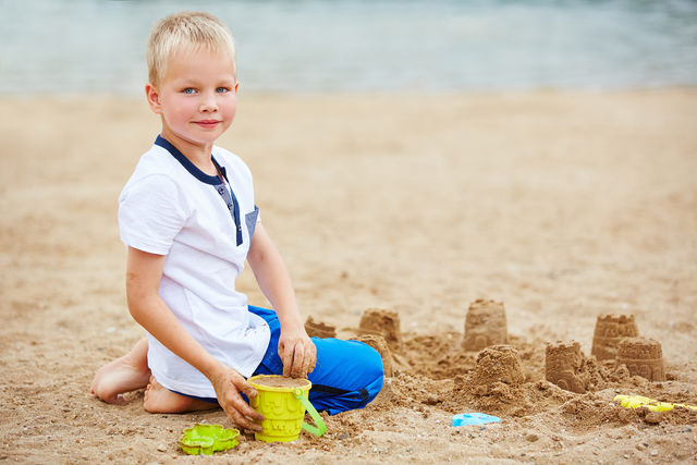 Давно подмечено, что игры с песком помогают развить мелкую моторику и действуют на детей умиротворяюще
