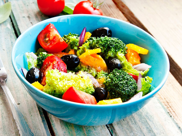 Рецепт салата со спаржей, салями и брокколи: вкусное и полезное блюдо