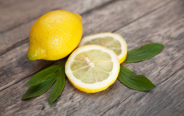 Лимон служит отличным освежителем воздуха