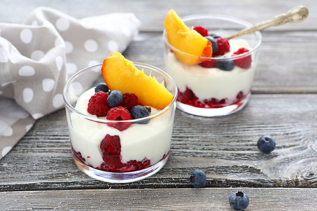 Готовый йогурт можно подсластить медом или джемом, добавить фрукты или ягоды