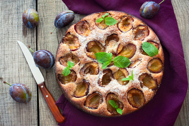 Пирог со сливами