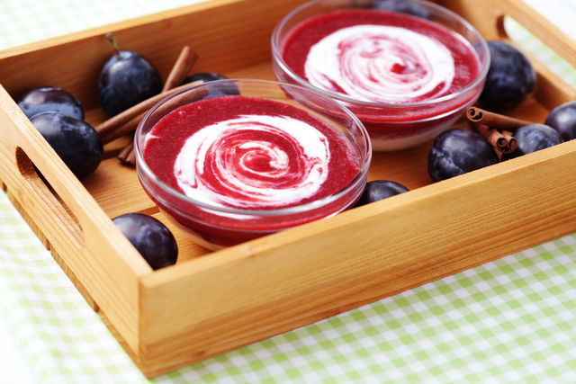 Сделайте такой десерт из замороженных слив хмурой осенью и совершите путешествие в яркое лето всей семьей