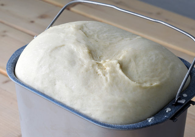 Некоторые хлебопечки умеют замешивать тесто