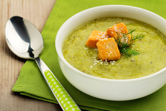 Перед подачей украсьте суп свежей зеленью с измельченным чесноком и сухариками
